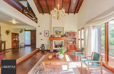 Casa em condominio, 3 quartos, 3 suítes 2 vagas e piscina na Cavalhada.