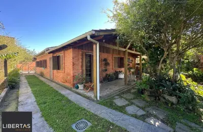 Imóvel com 4 dormitórios e casa auxiliar nos fundos do terreno