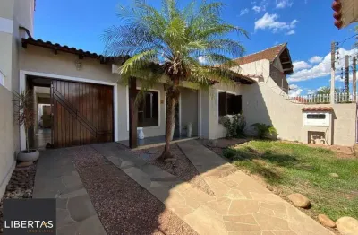 Casa de 330m² com 3 Quartos, piscina e 4 vagas de garagem em Canoas.