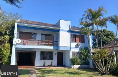 Casa com 3 dormitótrios, piscina e 2 vagas de garagem em Canoas.