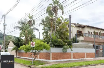 Casa térrea, 2 dormitórios, 1 suíte e 2 vagas no bairro Aberta dos Morros.