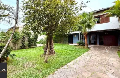 Casa de 3 dormitórios e  com 3 vagas de garagem no bairro City em Cachoeirinha.