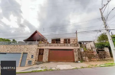 Casa de 3 quartos, churrasqueira, terraço, 2 vagas no bairro Glória.