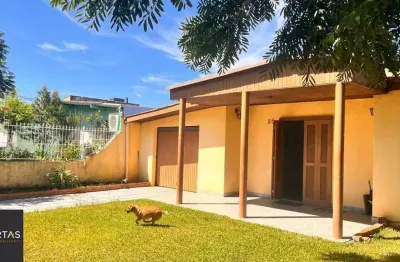 Casa térrea de 3 dormitórios, 3 vagas, churrasqueira pátio no bairro Ruben Berta