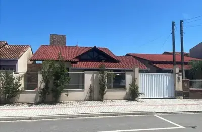 Casa ampla com 165m², 4 quartos e área com piscina no bairro Itajuba