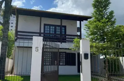 Casa com 3 quartos à venda na primeirodemaio, 5, centro, palhoça por r$ 920.000