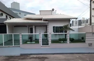 Casa com 2 quartos à venda na rua bergamo, 128, pagani, palhoça por r$ 1.200.000