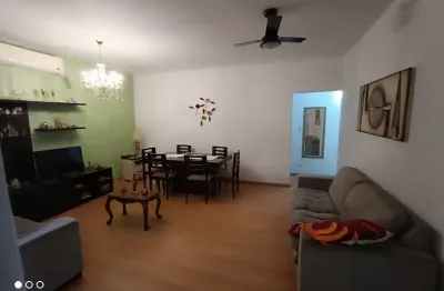 3 dormitórios, sendo o terceiro revertido, meia quadra da praia no embaré!