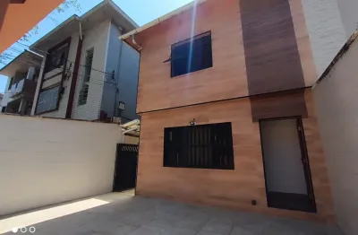 Charmoso sobrado com churrasqueira no embaré - 2 dormitórios com 2 vagas de garagema poucas quadras da praia