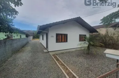 Casa com 3 quartos para alugar na Rua Xanxerê, 645, Saguaçu, Joinville