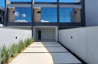 Casa à Venda em Costa e Silva, Joinville: 3 Quartos, 106m², R$740mil