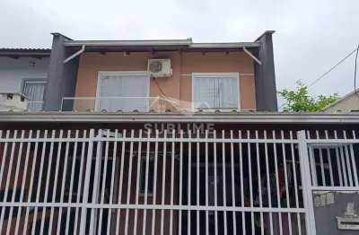 Sobrado geminado no bairro aventureiro com 03 quartos