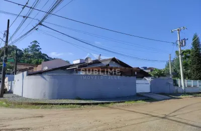 Casa geminada de esquina no bairro itinga com suíte