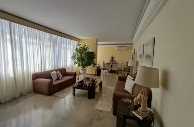 Amplo e ensolarado apartamento a 50 metros da praia!