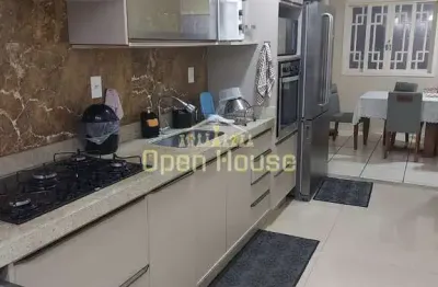 Charmosa residência de 2 quartos com acabamento impecável e área de churrasqueira, localizada em re