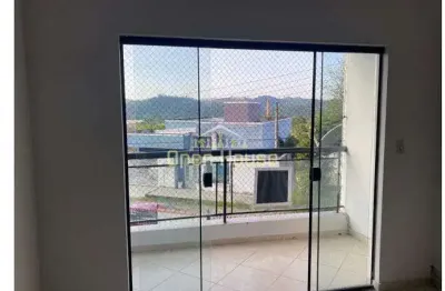 'apartamento aconchegante de 2 quartos com garagem e cercado por área verde - a 5 minutos do centro