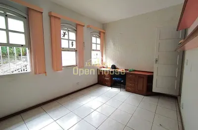 Casa espaçosa no verbo divino, centro de barra mansa: 03 suítes e conforto completo para sua famíli