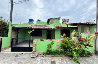 Casa linear em condomínio com quintal privativo. possui 3 quartos sendo 1 suítes mais pequeno escritório  perto da lagoa e shopping