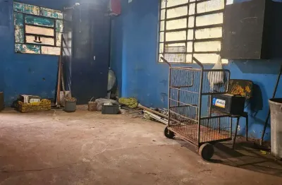 Amplo barracão  principalmente para entrada e saída de caminhões.