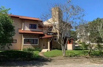 Casa 4 quartos, 490 m², condomínio fechado, disponível para locação por r$ 13.000 mês no campeche - florianópolis/sc  essa casa de estilo rústico no bairro rio tavares, campeche