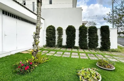 Casa de condomínio para venda tem 220 metros quadrados com 6 quartos
