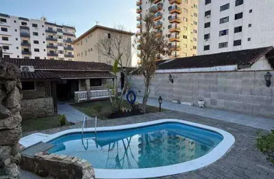 Casa para locação com 3 dormitórios (1 suite) piscina e edicula– praia grande/sp
 bairro tupi | ref.: jad11075

 r$ 4.500,00 (pacote: aluguel + iptu + manutenção da piscina inclusos)
⏳ apenas 5 minuto