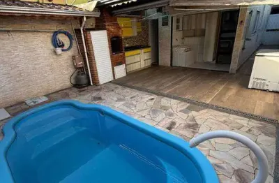Sobrado para locação com 3 dormitório (1 suite) piscina – praia grande/sp
 bairro tupi | ref.: jad11076

 r$ 5.000,00
(pacote com aluguel + iptu + manutenção da piscina inclusos)
⏳ apenas 5 minutos da