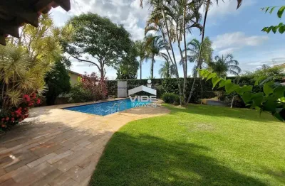 Vendo excelente casa em campinas no gramado em bucólico condomínio com três quartos sendo uma suíte e piscina.