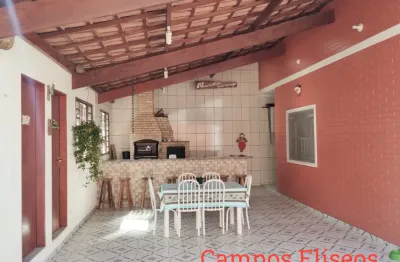 1 único imóvel com 2 casas independentes. uma chácara no meio da cidade.