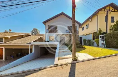 Casa linda vista e iluminação natural com 04 dormitórios sendo 02 suítes no alphaville 09 santana de