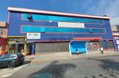 Salão com 750m² e estacionamento coberto com 10 vagas no parque jurema