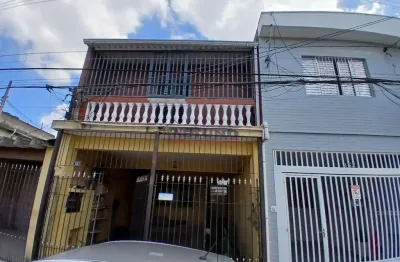 Casa térrea na vila sabrina com 04 dorms, sala de estar, cozinha, 03 wcs, 02 vagas, em ótimo local.