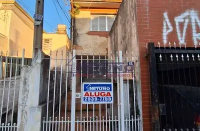 Casa com 1 quarto grande, cozinha, banheiro e área de serviço. opção de vaga coberta por r$ 200,00