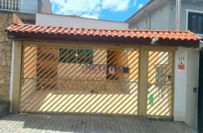 Sala comercial de 12m² espaço para atendimento, copa e banheiro.