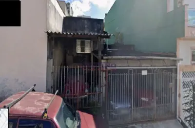 Casas para reforma ou terreno para construção com 8 mts de frente, 22 mts de fundos, em ótimo local.