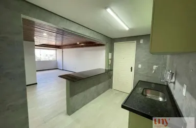 Apartamento reformado e amplo com 2 quartos + dce bem localizado no brisamar