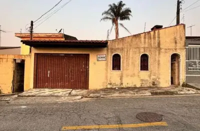 Casa com 1 dorm, quintal com piscina e 4 vagas de garagem à venda em suzano