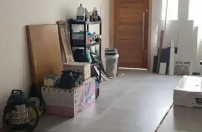 Casa térrea recém formada com três dormitórios sendo uma suíte