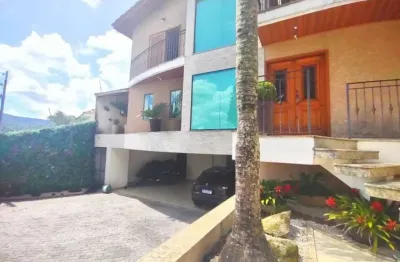Sobrado de 3 suítes, 6 vagas, piscina e churrasqueira, a venda próximo a serra da cantareira