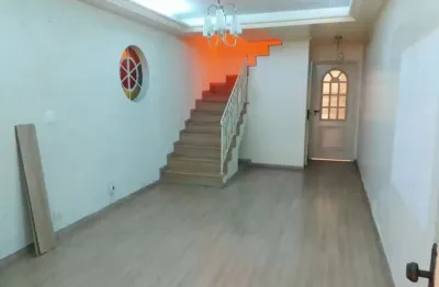 Casa assobradada com 3 dormitórios com suite e vaga de garagem na vila amélia