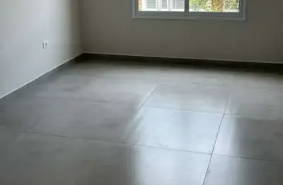 Sobrado contendo 3 dorms com uma suíte,. 2 banheiro , 01  sala , 02 vagas de garagem.