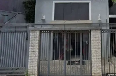Prédio comercial com ampla estrutura, garagem para vários carros e pronto para uso.