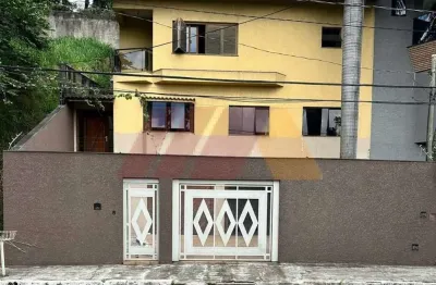 Sobrado para venda, com 4 suítes, e 6 vagas de garagem. localizado no jardim guapira