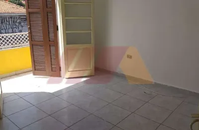 Casa para locação de 3 dormitórios, cozinha e quintal, próxima ao metro parada inglesa