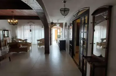 Casa com 3 dormitórios, sala para 2 ambientes, 2 banheiros, cozinha, área de serviço e 2 vagas de garagem.