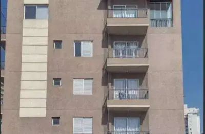 Apartamento com 2 dormitórios, um dos dormitórios com varanda e armários embutidos.