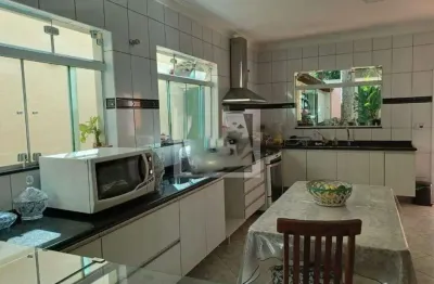 Linda casa 3 dormitórios com suíte 3 vagas de garagem com um belo quintal e churrasqueira