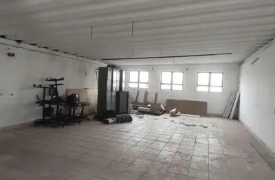 Aluga-se ou vende prédio comercial ou residencial para alojamento, 350 m², 03 salões amplos, 04 salas amplas, 08 banheiros.