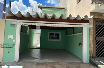 Sobrado com 2 dormitórios com ar condicionado, sala cozinha e quintal com churrasqueira, 2 vagas