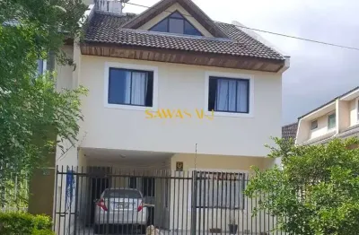 Sobrado frente para a rua no jardim das américas! 3 quartos com ático. amplo e iluminado